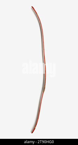 Longbow, 19e siècle, Japonais inconnu, 84 × 1 3/4 × 9 1/2 po. (213,36 × 4,45 × 24,13 cm), bambou laqué laminé, Japon, 19e siècle, bien que l'épée soit l'arme emblématique des samouraïs, la maîtrise de l'arc long était également une compétence très appréciée, et les archers experts étaient l'objet de légendes. Les arcs longs étaient l'arme principale pendant les périodes Heian (784-1185) et Kamakura (1185-1333) et ont été officiellement acceptés comme arme militaire en 1252. Pendant la bataille, les samouraïs tirent d'abord des flèches à cheval avant de recourir au combat à l'épée. Dans les années 1300, de longues épées et lances Banque D'Images