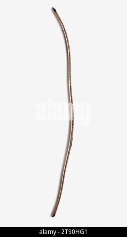 Longbow, 19e siècle, Japonais inconnu, 84 3/4 × 1 3/4 × 10 po. (215,27 × 4,45 × 25,4 cm), bambou laqué laminé, Japon, 19e siècle, bien que l'épée soit l'arme emblématique des samouraïs, la maîtrise de l'arc long était également une compétence très appréciée, et les archers experts étaient l'objet de légendes. Les arcs longs étaient l'arme principale pendant les périodes Heian (784-1185) et Kamakura (1185-1333) et ont été officiellement acceptés comme arme militaire en 1252. Pendant la bataille, les samouraïs tirent d'abord des flèches à cheval avant de recourir au combat à l'épée. Dans les années 1300, de longues épées et lances Banque D'Images