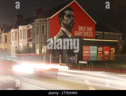 Cardiff, Royaume-Uni. 21 novembre 2023. Une fresque dédiée à l'ancien entraîneur du pays de Galles Gary Speed surplombe une route menant au stade pendant le match de qualification pour le Championnat d'Europe de l'UEFA au Cardiff City Stadium, à Cardiff. Le crédit photo doit se lire comme suit : Darren Staples/Sportimage crédit : Sportimage Ltd/Alamy Live News Banque D'Images