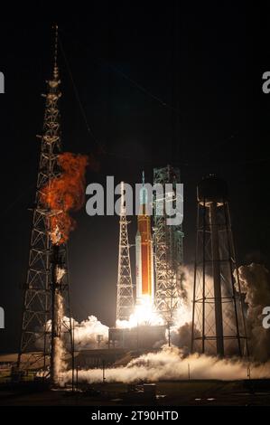 KSC, États-Unis. 16 novembre 2022. Le système de lancement spatial de la NASA transportant le vaisseau spatial Orion décolle de la plate-forme au Launch Complex 39B au Kennedy Space Center de l'agence en Floride à 1:47 h HNE le 16 novembre 2022. Première d’une série de missions de plus en plus complexes, Artemis I fournira une base pour l’exploration humaine de l’espace lointain et démontrera notre engagement et notre capacité à étendre la présence humaine à la Lune et au-delà. L'objectif principal d'Artemis I est de tester en profondeur les systèmes intégrés avant les missions avec équipage en opérant le vaisseau spatial dans un environnement spatial profond, en testant Orions Banque D'Images