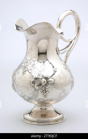 Pitcher de présentation, c. 1854, E. Jaccard & Co., St. Louis, Missouri, 1829-1864, 12 11/16 x 10 15/16 x 7 1/2". (32,2 x 27,8 x 19cm), argent pièce, États-Unis, 19e siècle, le premier voyage ferroviaire officiel reliant le fleuve Mississippi, à Rock Island, Illinois, à l'océan Atlantique a eu lieu en 1854. Les participants sont ensuite montés à bord de sept bateaux à vapeur et ont entrepris un voyage en amont vers St. Paul, un événement connu aujourd'hui sous le nom de Grande excursion. La compagnie distinguée comprenait l'ancien président Millard Fillmore et d'autres politiciens, journalistes et historiens de l'est Banque D'Images