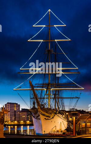 Noël à Bergen, Norvège, avec un 'sapin de noël' sur le voilier Statsraad Lehmkuhl. Banque D'Images