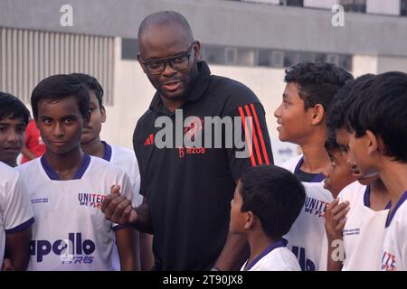 Kolkata, Ciudad de Mexico, Inde. 22 novembre 2023. 21 novembre 2023, Kolkata, Inde : l’ancien footballeur français Louis Laurent Saha, se rend à la clinique sportive pour enfants et jeunes dans le cadre du lancement de la quatrième édition du programme United We Play le 21 novembre 2023 à Kolkata. Inde. (Image de crédit : © Saikat Paul/eyepix via ZUMA Press Wire) USAGE ÉDITORIAL SEULEMENT! Non destiné à UN USAGE commercial ! Crédit : ZUMA Press, Inc./Alamy Live News Banque D'Images