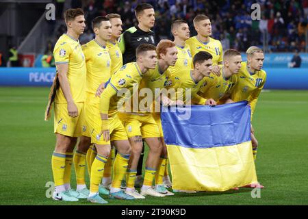 Leverkusen, Allemagne, 20 novembre 2023. L'Ukraine de départ onze s'aligne pour une photo d'équipe avant le coup d'envoi, rangée arrière ( de gauche à droite ) ; Illia Zabarnyi, Taras Stepanenko, Oleksandr Svatok, Anatoliy Trubin, Vitaliy Mykolenko et Artem Dovbyk, première rangée ( de gauche à droite ) ; Viktor Tsygankov, Yukhym Konoplia, Georgiy Sudakov, Oleksandr Zinchenko et Mykhailo Mudryk, dans le match de qualification pour le Championnat d'Europe de l'UEFA à BayArena, Leverkusen. Le crédit photo devrait se lire : Jonathan Moscrop / Sportimage Banque D'Images