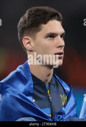 Leverkusen, Allemagne, 20 novembre 2023. Georgiy Sudakov, d'Ukraine, regarde avec un drapeau ukrainien attaché autour de son cou avant le coup d'envoi du match de qualification pour le Championnat d'Europe de l'UEFA à BayArena, Leverkusen. Le crédit photo devrait se lire : Jonathan Moscrop / Sportimage Banque D'Images