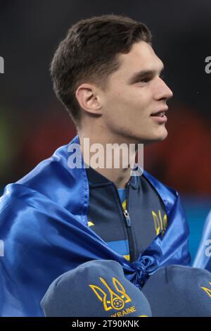 Leverkusen, Allemagne, 20 novembre 2023. Georgiy Sudakov, d'Ukraine, regarde avec un drapeau ukrainien attaché autour de son cou avant le coup d'envoi du match de qualification pour le Championnat d'Europe de l'UEFA à BayArena, Leverkusen. Le crédit photo devrait se lire : Jonathan Moscrop / Sportimage Banque D'Images