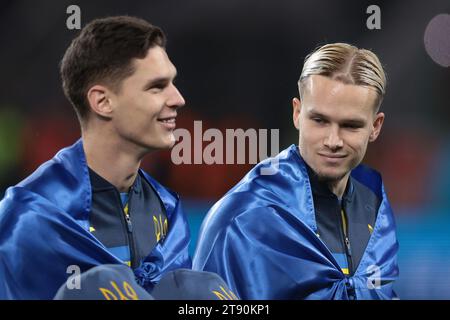 Leverkusen, Allemagne, 20 novembre 2023. Mykhailo Mudryk d'Ukraine réagit avec son coéquipier Georgiy Sudakov d'Ukraine alors qu'ils regardent les drapeaux ukrainiens attachés autour du cou avant le coup d'envoi du match de qualification pour le Championnat d'Europe de l'UEFA à BayArena, Leverkusen. Le crédit photo devrait se lire : Jonathan Moscrop / Sportimage Banque D'Images