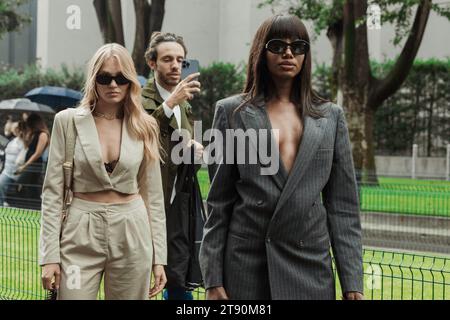 Les invités à l'extérieur de l'exposition Emporio Armani lors de la Fashion week de Milan vêtements pour femmes Printemps/été 2024. Banque D'Images