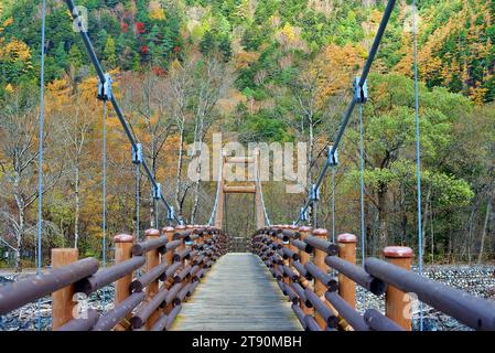 Paysage du pont Myojin et de la rivière Azusa à la fin de l'automne au parc national de Kamikochi, Matsumoto, Nagano, Japon Banque D'Images