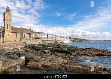 Porthleven ville en Cornouailles vue sur la côte et la tour de l'horloge de la mairie de Porthleven, Angleterre, Royaume-Uni, 2023 Banque D'Images