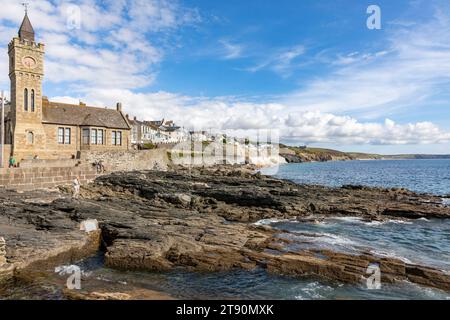 Porthleven ville en Cornouailles vue sur la côte et la tour de l'horloge de la mairie de Porthleven, Angleterre, Royaume-Uni, 2023 Banque D'Images