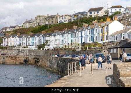 Porthleven Cornwall, port de pêche sur la côte de Cornouailles avec rangée de maisons mitoyennes surplombant le port, Angleterre, Royaume-Uni, 2023 Banque D'Images