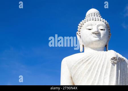 Marbre blanc Phuket Big Buddha - statue du Grand Bouddha de Phuket avec fond bleu vif, Phuket, Thaïlande Banque D'Images