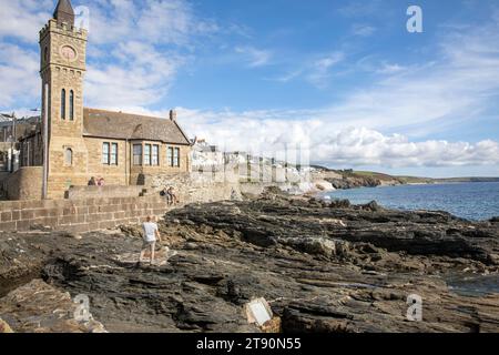 Porthleven ville en Cornouailles vue sur la côte et la tour de l'horloge de la mairie de Porthleven, Angleterre, Royaume-Uni, 2023 Banque D'Images