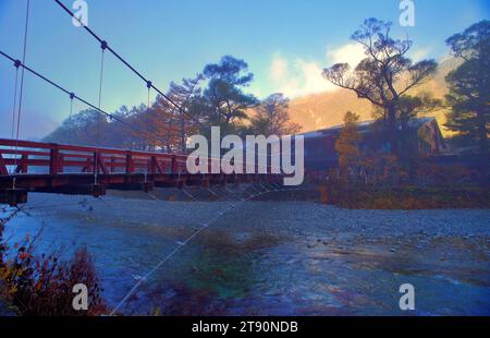 Le pont en bois kappa au parc national de Kamikochi, la partie nord des Alpes japonaises dans la région de Chubu, Japon Banque D'Images