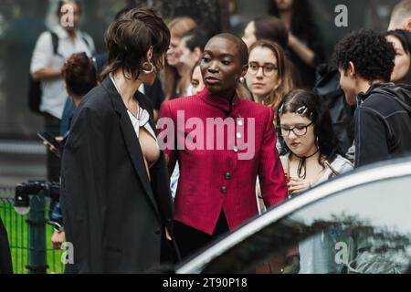 Les invités à l'extérieur de l'exposition Emporio Armani lors de la Fashion week de Milan vêtements pour femmes Printemps/été 2024. Banque D'Images