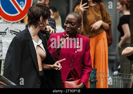 Les invités à l'extérieur de l'exposition Emporio Armani lors de la Fashion week de Milan vêtements pour femmes Printemps/été 2024. Banque D'Images