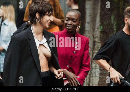 Les invités à l'extérieur de l'exposition Emporio Armani lors de la Fashion week de Milan vêtements pour femmes Printemps/été 2024. Banque D'Images