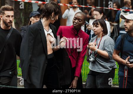 Les invités à l'extérieur de l'exposition Emporio Armani lors de la Fashion week de Milan vêtements pour femmes Printemps/été 2024. Banque D'Images