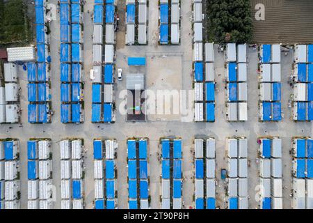 Samandag, Hatay, Turquie. 2 novembre 2023. Une vue aérienne de Zubeyde Hanim Container City dans le district de Samandag, situé sur la côte méditerranéenne de Hatay, révèle les destructions considérables causées par les tremblements de terre en Turquie. De nombreuses personnes qui ont perdu leur maison dans les zones sismiques continuent leur vie avec des opportunités limitées dans les villes conteneurs, dont la plupart ont été créées par l’AFAD, affiliée à l’État, la Présidence de gestion des catastrophes et des urgences. (Image de crédit : © Tolga Ildun/ZUMA Press Wire) USAGE ÉDITORIAL SEULEMENT! Non destiné à UN USAGE commercial ! Banque D'Images