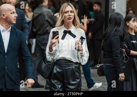 Les invités à l'extérieur de l'exposition Emporio Armani lors de la Fashion week de Milan vêtements pour femmes Printemps/été 2024. Banque D'Images