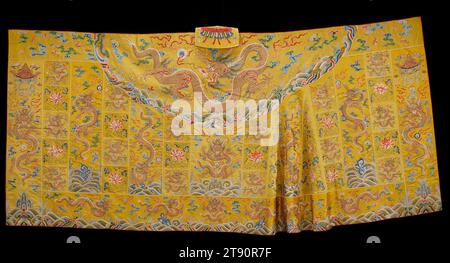 Robe du prêtre bouddhiste (kashaya), période Kangxi (1662-1722), L.95-3/4 x W.45 po., soie, satin, Chine, 17e-18e siècle, les robes des prêtres bouddhistes (kashaya) sont conçues pour être drapées sur l’épaule gauche et sous le bras droit et attachées devant sous l’épaule gauche par des liens. Cette robe appartenait à un abbé de haut rang. Dans les nombreux petits carrés, symboliques des jours mendiants de Bouddha, sont brodés des dragons à cinq griffes en or couché et de grandes fleurs de pivoine avec des vrilles feuillues dans les tons de rouge, rose, bleu et vert. Le caractère « patché » de la robe est accentué par des fixations en ivoire Banque D'Images