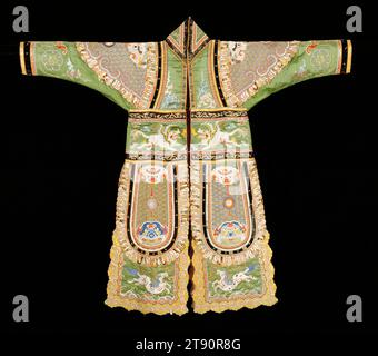 Robe théâtrale pour un guerrier, période Kangxi, 1662-1722, L.57 in. (144,78 cm), Satin, Chine, 17e-18e siècle, le cheval a tendance à symboliser l'esprit militaire dans de nombreux contextes de la culture chinoise. Deux chevaux galopent à travers la partie inférieure de cette robe militaire. Les lions ailés rugissent dans les paysages célestes sur la taille, tandis que les masques de lion décorant les panneaux avant de la robe suggèrent puissance et force Banque D'Images