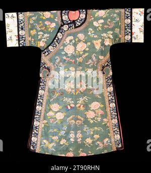 Robe informelle non officielle de la femme mandchou, période Guangxu, 1875-1908, L. 54 1/2 po, tapisserie de soie (kesi) et satin brodé, Chine, 19e-20e siècle, cette robe d'occasion spéciale richement décorée présente un ensemble éparpillé de fleurs et d'animaux. Pivoines, orchidées, fleurs de prune et de pêche, magnolia, lotus, chrysanthème et fleurs de gloire du matin se combinent avec des cigales sur fond vert. Les poignets présentent des sprays de fleurs saisonnières multicolores tandis que les bandes de manchette intérieures et les bordures présentent des cottes de grue alternant avec des chauves-souris (représentant le bonheur) sur un sol bleu foncé. Banque D'Images