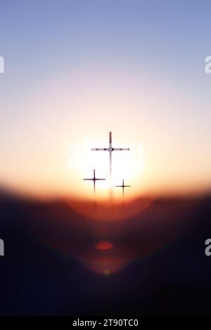Un arrière-plan éclatant au lever du soleil de la nouvelle année avec un bokeh lumineux et une silhouette sainte de la croix de Jésus-Christ Banque D'Images