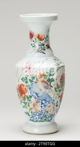 Vase, période Yongzheng, 1723-1735, 7 x 5 po. (17,78 x 12,7 cm), porcelaine, Chine, 18e siècle Banque D'Images