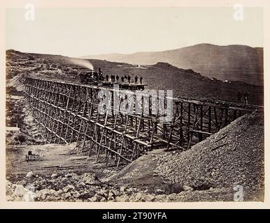 Travaux sur tréteaux, Promontory point, Salt Lake Valley, c. 1870, Andrew Joseph Russell; auteur : Ferdinand V. Hayden, américain, 1830 - 1902, 6 x 8 1/16 po. (15,24 x 20,48 cm) (image)9 1/4 x 11 15/16 pouces (23,5 x 30,32 cm) (monture), estampe albumen, États-Unis, 19e siècle Banque D'Images