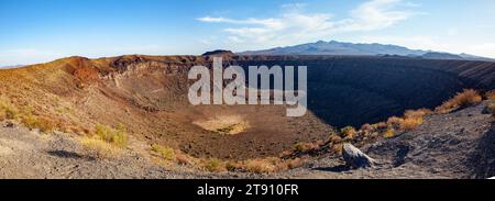 Vue du cratère El Elegante depuis le bord. Cratère volcanique dans le Gran Desierto de Altar dans le désert de Sonora. Banque D'Images