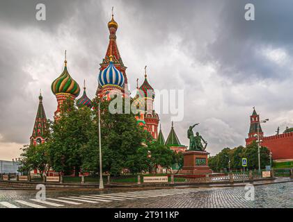 Moscou, Russie - 25 août 2010 : Cathédrale Saint-Basile. Statue de Dmitry Pozharsky et Kuzma Minin devant sous un paysage nuageux pleuvant gris. Mur du Kremlin Banque D'Images