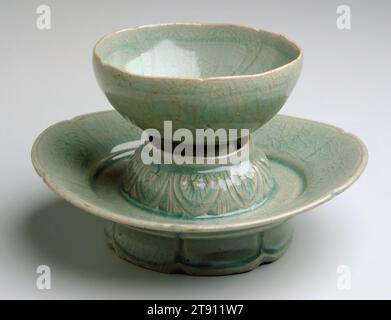 Coupe de vin avec support, 12e-13e siècle, coréen inconnu, 2 1/8 x 6 1/4 x 6 1/4 po. (5,4 x 15,88 x 15,88 cm) (une soucoupe)2 x 3 7/8 x 3 7/8 po (5,08 x 9,84 x 9,84 cm) (b., tasse), grès porcin avec décor sculpté sous glaçage céladon, Corée, 12e-13e siècle Banque D'Images