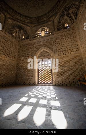 27 JUIN 2023, BOUKHARA, OUZBÉKISTAN : Mausolée Ismail Samani ou intérieur du mausolée Samanide avec l'ombre de la fenêtre au coucher du soleil, 9e -10e cen Banque D'Images