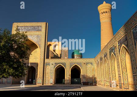 27 JUIN 2023, BOUKHARA, OUZBÉKISTAN : ensemble architectural (12e siècle), minaret et mosquée. Boukhara, Ouzbékistan. Cour intérieure de la mosquée, coucher de soleil s Banque D'Images