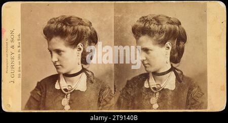 Portrait d'une actrice non identifiée, 1869-1874, Jeremiah Gurney, américaine, 1812 - 1895, 3 5/16 x 5 3/4 po (8,41 x 14,61 cm) (image)3 7/16 x 6 7/8 pouces (8,73 x 17,46 cm) (monture), estampe albumen (stéréocarte), États-Unis, 19e siècle Banque D'Images
