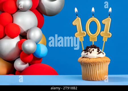Bougie d'anniversaire numéro 101 - carte d'anniversaire avec des ballons Banque D'Images