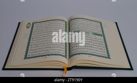 Livre sacré al coran ouvert. page du milieu. Surah HUD. isolé sur fond blanc. Vue de dessus. Banque D'Images