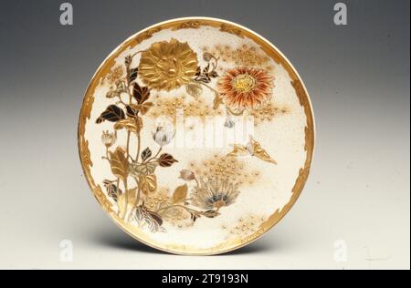 Petite assiette avec décor de fleurs et de papillon, années 1890, Japonais inconnu, 1 1/2 x 8 7/8 po. (3,8 x 22,54 cm), articles Satsuma ; grès émaillé, doré, Japon, 19e siècle Banque D'Images