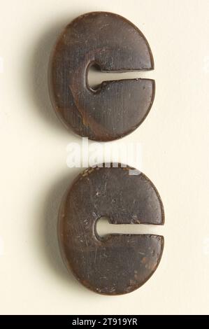 Paire de boucles d'oreilles à disque fendu, c. 6e-2e siècle avant notre ère, 1-1/8 x 7/16 x 3/8 po. (2,9 x 1,1 x 1 cm), Pierre, Thaïlande, 7e-1e siècle avant notre ère Banque D'Images