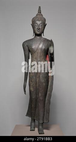 Walking Shakyamuni Bouddha, 15e siècle, 50 1/2 po. (128,27 cm), Bronze avec des traces de pigment, Thaïlande, 15e siècle, cette sculpture met en valeur le Bouddha comme un enseignant du peuple, marchant paisiblement mais radieusement les yeux baissés. Le Bouddha historique, né Siddhartha Gautama, plus communément connu dans le bouddhisme sous le nom de Shakyamuni (Sage du clan Shakya), renonça à sa vie princière à l'âge de 29 ans après avoir pris conscience des souffrances inhérentes à la vie humaine. Après avoir atteint l'illumination, il a consacré sa vie à enseigner aux gens dans le nord de l'Inde un moyen d'échapper à la souffrance Banque D'Images