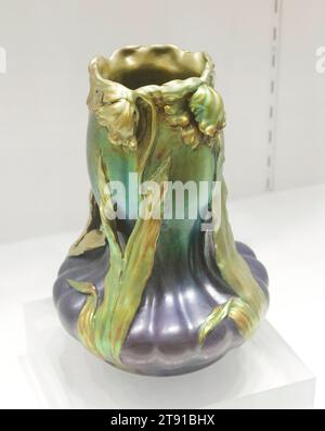 Grand vase, 1899, Zsolnay Art Pottery, Pécs, Hongrie, 15 1/2 x 11 po (39,37 x 27,94 cm), faïence avec glaçure « éosine » à lustre métallique irisé, Hongrie, Art Nouveau, en Europe centrale-Autriche-Hongrie et ce qui est maintenant les États tchèques et slovaques-la production de céramique Art Nouveau était généralement beaucoup plus commerciale qu'ailleurs. À l'exception marquée de certains ateliers viennois, le design était plus orienté vers le goût populaire Banque D'Images