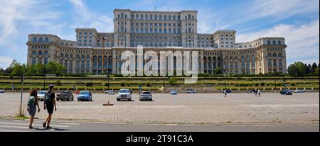 Les visiteurs marchent vers le Palais du Parlement, Palatul Parlamentului, à Bucarest, Roumanie le 29 juillet 2023. Photos de Tim Chong Banque D'Images