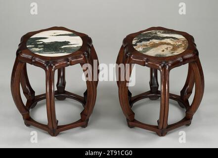 Tabouret rond avec siège en pierre, un d'une paire, fin du 17e siècle, 17 x 18-1/8 x 17 po. (43,2 x 46,0 x 43,2 cm), bois dur Huang-hua-li et marbre ta-li, Chine, 17e siècle, tabourets en forme de tonneau avec quatre, cinq ou six ouvertures ont été très populaires pendant Ming (1368-1644) et sont parmi les formes les plus agréables dans le mobilier chinois classique. Les nervures fines, les grandes ouvertures et la menuiserie discrète se combinent pour créer un cadre spatial élégant, léger et aéré. Peu de paires de tabourets en forme de tonneau de style Ming en bois dur fin ont survécu Banque D'Images