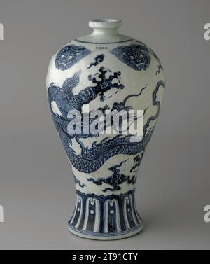 Vase Meiping décoré d'un dragon bleu sous-glacé, 1426-1435, 21 1/2 x 11 7/16 po. (54,6 x 29,1 cm), articles Jingdezhen ; porcelaine au décor bleu cobalt sous un glaçage clair, Chine, 15e siècle, des récipients comme ce vase meiping d'époque Xuande illustrent la technique décorative des articles bleus et blancs à son maximum accompli. Il combine la liberté et l'énergie d'une forme d'art nouvellement émergente avec la sophistication du concept et la maîtrise de la technique qui vient avec la maturité. Il présente un exubérant dragon impérial à cinq griffes comme motif central, qui projette un air de majesté et de puissance Banque D'Images