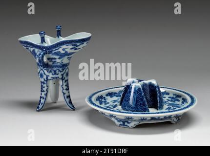 Vaisseau en forme de jue archaïque, 1736-1795, 4 3/4 x 4 1/2 x 2 5/8 po. (12,07 x 11,43 x 6,67 cm), porcelaine avec décor bleu sous-glacé, Chine, 18e siècle, la forme de ce vaisseau tripode, appelé jue, dérive de bronzes rituels de l'ancienne dynastie Shang (années 1100–1000 av. J.-C.) du même nom. Ces bronzes étaient utilisés pour le chauffage cérémoniel et la consommation de vin. Mais cette tasse et ce support ont probablement servi de petit réservoir d'eau ou de lave-brosse. La porcelaine bleue et blanche ne prenait généralement pas les formes organiques, inspirées par la nature, que préféraient les lettrés chinois Banque D'Images