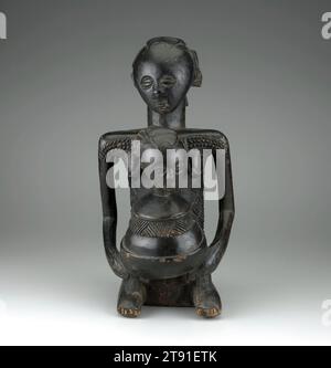 Figure, c. 1900, 20-1/4 x 9-1/2 x 9-3/8 po. (51,4 x 24,1 x 23,8 cm), Bois, République démocratique du Congo, 19e-20e siècle, les artistes luba sculptent le plus souvent des figures féminines. Les femmes occupent une position forte dans la société luba et jouent divers rôles sociaux, spirituels et politiques. Ils étaient associés aux cérémonies sacrées et aux ancêtres et étaient censés avoir un pouvoir protecteur et rajeunissant. Cette sculpture, appelée kabila ou mboko, représente une femme agenouillée avec un vaisseau sur ses genoux. Son statut élevé est indiqué par sa coiffure élaborée et sa scarification corporelle. Banque D'Images