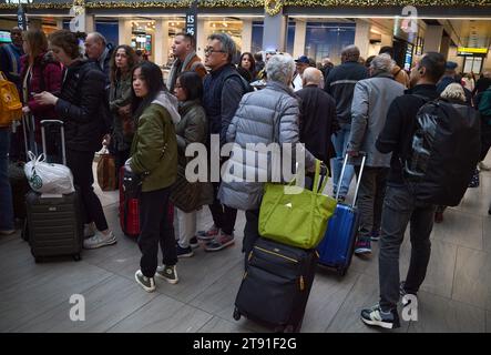 New York, New York, États-Unis. 19 novembre 2023. Les voyageurs avec des bagages envahissent la porte d'arrivée au Moynihan train Hall. (Image de crédit : © Edna Leshowitz/ZUMA Press Wire) USAGE ÉDITORIAL SEULEMENT! Non destiné à UN USAGE commercial ! Banque D'Images