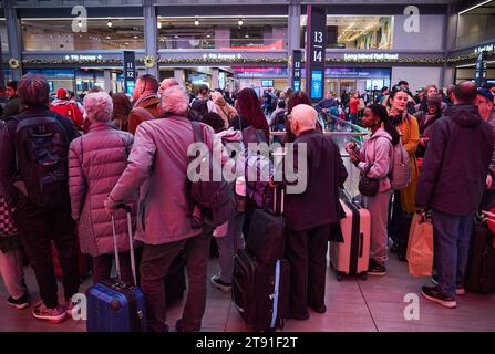 New York, New York, États-Unis. 19 novembre 2023. Les voyageurs avec des bagages envahissent la porte d'arrivée au Moynihan train Hall. (Image de crédit : © Edna Leshowitz/ZUMA Press Wire) USAGE ÉDITORIAL SEULEMENT! Non destiné à UN USAGE commercial ! Banque D'Images